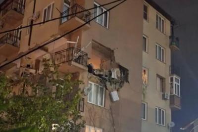 Ночью мощный взрыв в многоэтажке вынес квартиру и часть стены. Без жертв не обошлось