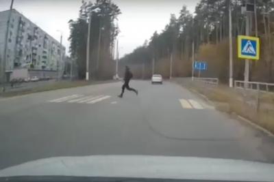 «У оленей начался гон»: жители Сызрани метко окрестили пешехода-нарушителя, едва не попавшего под колеса