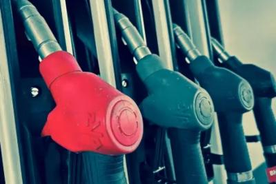 Заправляемся и плачем: на АЗС 19 раз переписали ценники на бензин