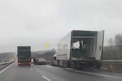 Очевидцы выложили видео: на трассе Сызрань-Ульяновск фура воткнулась в отбойник