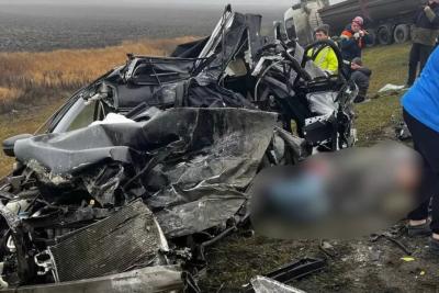 Не доехали до Сызрани: на трассе спасатели вырезали из машины труп водителя - фото