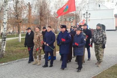 Мэр Сызрани возложил цветы к Вечному огню в память о Героях Отечества