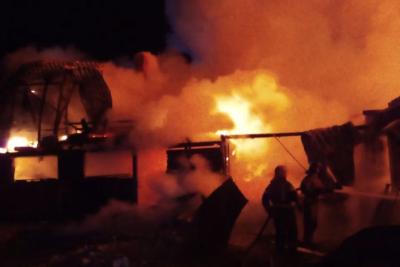 Крупный пожар под Сызранью уничтожил дом, постройки и автомобиль - появились подробности