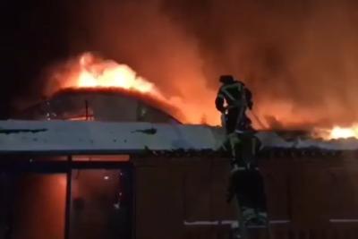 Пламя охватило 3 тысячи квадратных метров: пожарные тушат горящий рынок