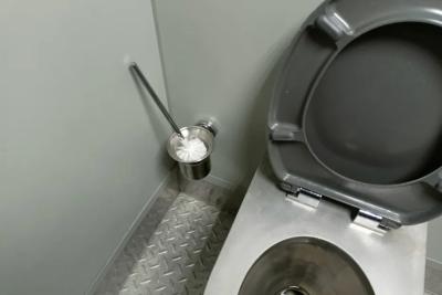 Горожане не поняли, как войти в новый умный туалет за 8 миллионов рублей