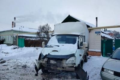 В центре Сызрани изуродовали припаркованный у дома автомобиль - появились подробности