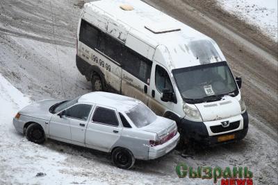 В Сызрани на пути автобуса оказалась легковушка: у очевидцев есть версия