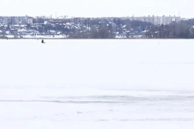 На Волге 72 рыбака случайно отправились в дрейф на льдинах: что произошло