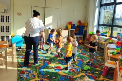 За детьми будут смотреть нянечки - график работы детсадов продлят до восьми вечера