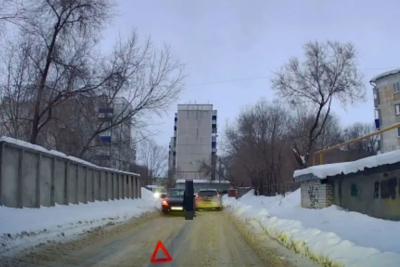 В Сызрани на узкой дорожке два авто порвали друг друга