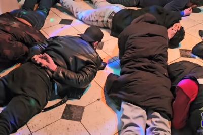 ОМОН уложил на пол посетителей после дебоша кафе в Самарской области - видео