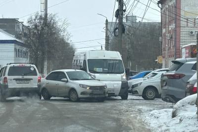 В центре Сызрани Гранта попала под автобус 65-го маршрута