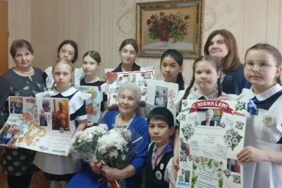 В Октябрьске поздравили с 90-летием легендарного педагога Валентину Свечникову