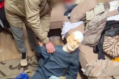 &laquo;Взял табурет и по спине ему ударил&raquo;: парня пытали кипятком, а после смерти его могилу сожгли - видео