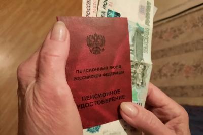 Деньги придут на карту раньше срока: кому выплатят часть пенсии уже сейчас