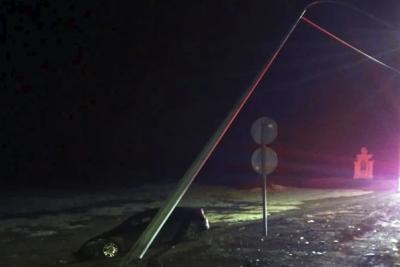 Водитель во сне снес столб на сызранской трассе - фото