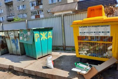 С QR кодами на помойках возникла проблема: чиновники осознали, что мошенники тоже могут их клеить