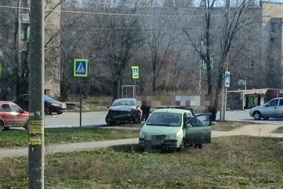 У сызранской больницы разбились автомобили и вылетели на газон - последние новости
