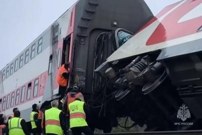 Крушение поезда, бесплатный проезд, апрельские выплаты, отключение доступа к сайтам: важное к этому часу