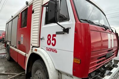 В Сызрани тушили крупный пожар между железной дорогой и кладбищем: что известно на данный момент