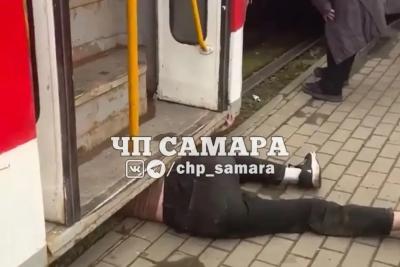 Из-под трамвая торчало полтуловища: полиция прокомментировала пугающие кадры из Самары