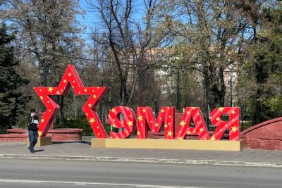 Сызрань готовят ко дню Победы - в городе вывешивают флаги и устанавливают арт-объекты