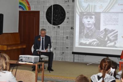 Мэр Октябрьска Ревин прочел школьникам рассказ про летчика Талалихина