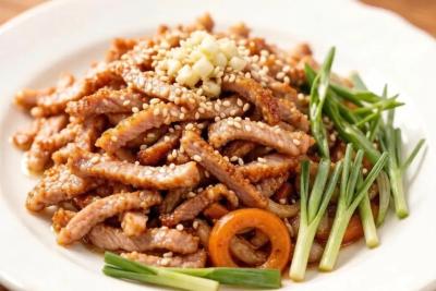 Рецепт мяса с чесночными стрелками: новый ингредиент делает блюдо пикантным и сочным