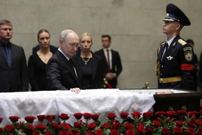 Владимир Путин возложил цветы к гробу экс-министра обороны Сергея Иванова
