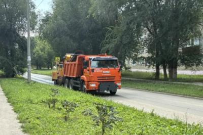 Где новый асфальт и парковки, там и новые скамейки: в районе ЗТМ и на Образцовской идут работы