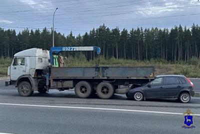 На трассе М-5 автоледи за рулем Калины влетела под КамаЗ