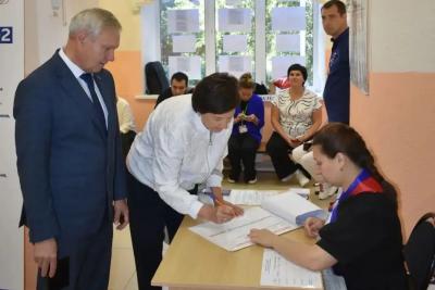Мэр Октябрьска Владимир Ревин одним из первых принял участие в выборах