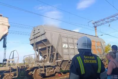 Две школьницы получили мощный разряд тока на крыше вагона
