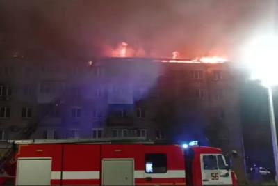 Эвакуировали 70 человек: в Самарской области огонь охватил крышу пятиэтажки - видео
