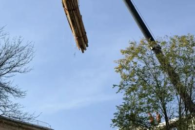 Пережившие атаку БПЛА новокуйбышевцы вернутся в свои квартиры: в доме кипит работа