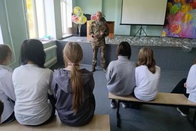 Запоминать вывески и маршруты: участники СВО рассказывают школьникам Сызрани о вещах, которые помогут в жизни