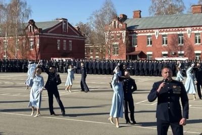 Церемония в СВВАУЛ сегодня пошла не по плану: лейтенант предложил девушке руку и сердце