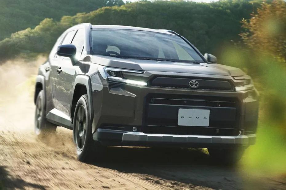 В Россию хлынули сотни кроссоверов Toyota: сколько стоит новый полноприводный RAV4 прямо сейчас
