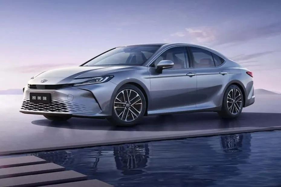 В Россию завезли сотни новых Toyota Camry: сколько стоит культовый японский седан
