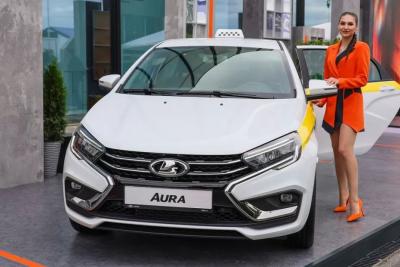 Российский аналог Camry в такси: АвтоВАЗ начал поставки седанов LADA Aura для партнеров &laquo;Яндекс Такси&raquo;