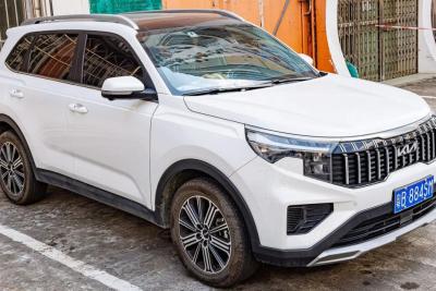 В России появился новый семейный кроссовер Kia со &laquo;злым&raquo; дизайном. Он стоит дешевле Geely, Chery и Omoda