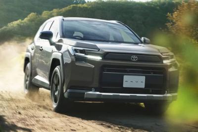 В Россию хлынули сотни кроссоверов Toyota: сколько стоит новый полноприводный RAV4 прямо сейчас