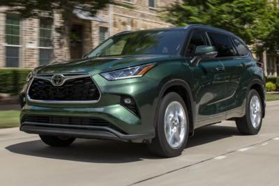 Россиян завалили сотнями новых Toyota Highlander: сколько стоит один из самых живучих кроссоверов в мире