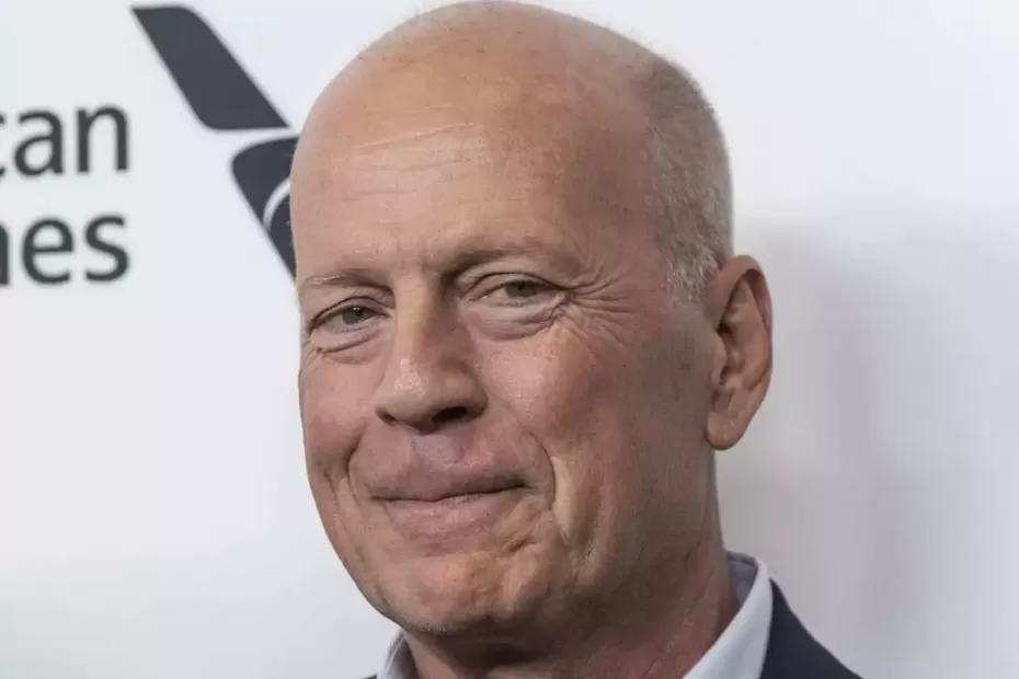 Тяжелобольного Брюса Уиллиса засняли в объятиях дочери от Деми Мур: фото