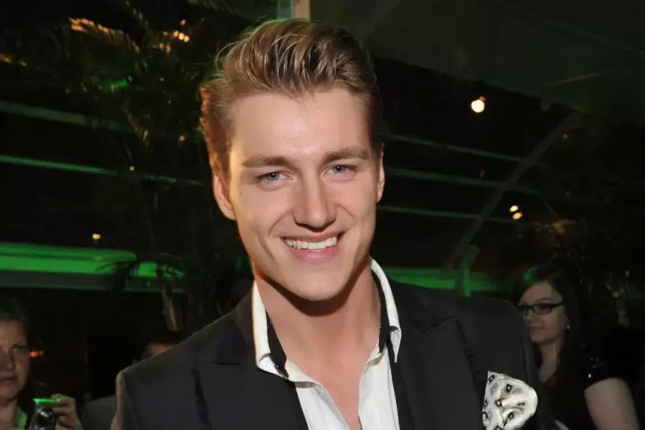 «А кто вам делает прическу?»: Алексей Воробьев умилил видео с падчерицей