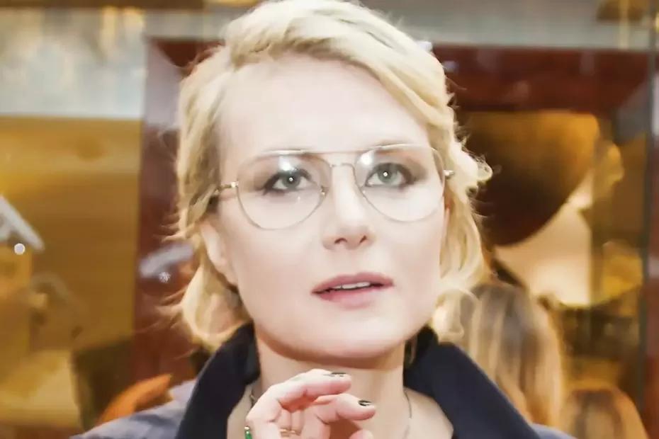 Рената Литвинова отказалась от стиля total black и вышла в белом платье