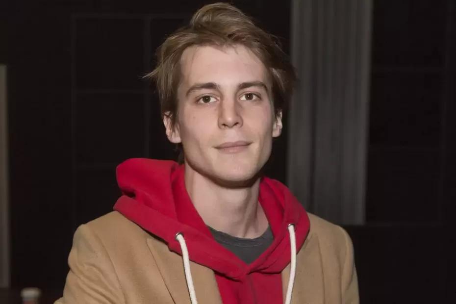 Запирали дома на полгода: Иван Янковский рассказал, за что его наказывали родители