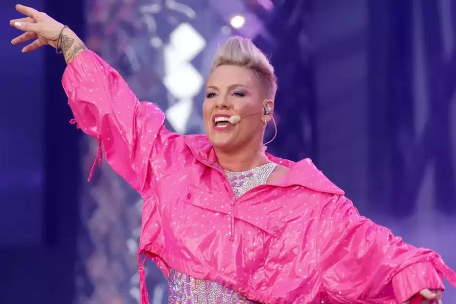 8-летний сын певицы Пинк покрасил волосы в розовый цвет