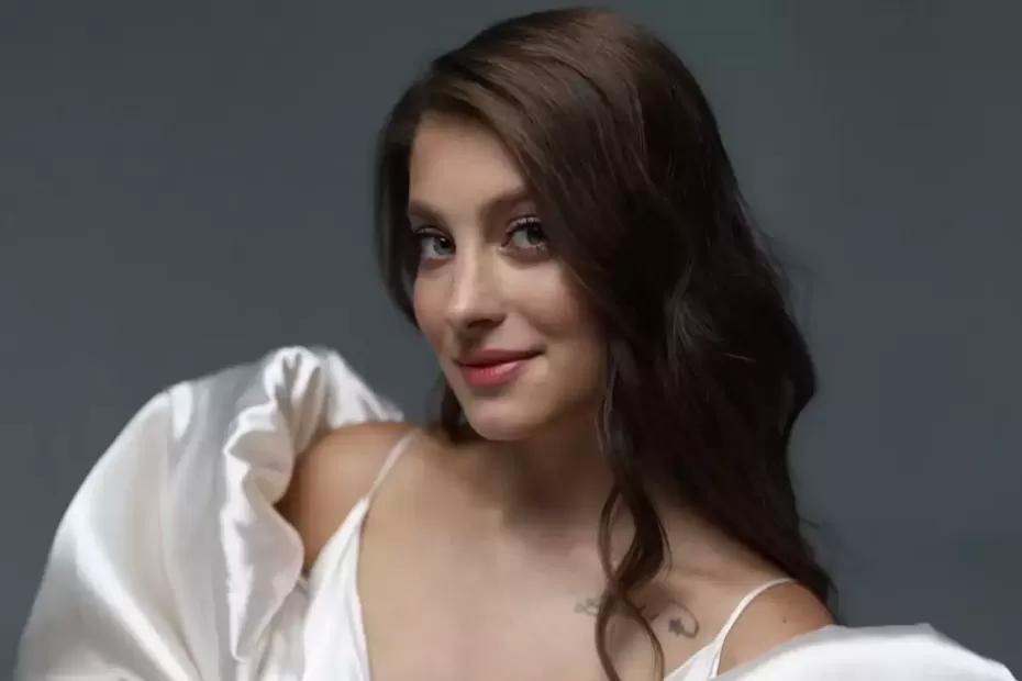 Фигуристка Косторная поделилась первой фотосессией с новорожденным сыном