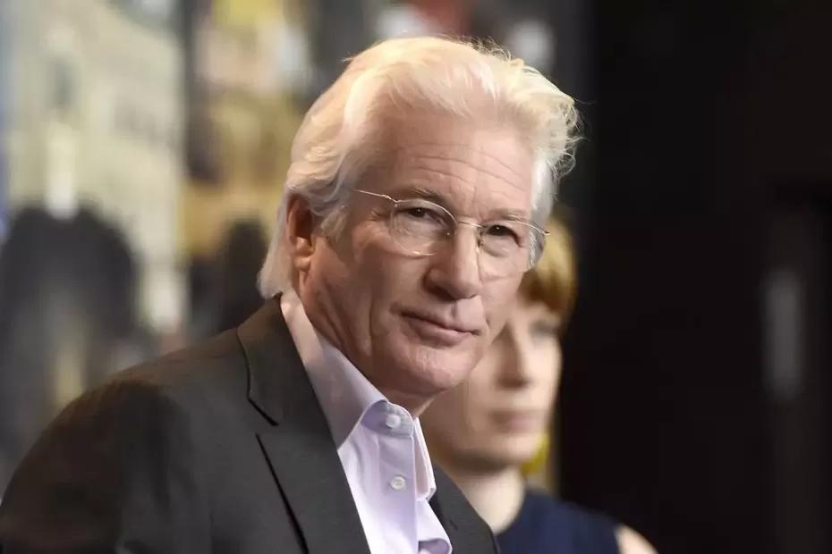 76-летний Ричард Гир в элегантном образе вышел в свет с красавицей-женой